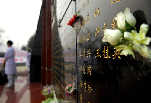 3月21日,在“奉獻(xiàn)”紀(jì)念碑上,又增加了一個新的名字——王桂英——第37屆南丁格爾獎?wù)芦@得者。2012年1月,92歲的王桂英老人走完了她的一生,老人將自己的全部奉獻(xiàn)給了護(hù)理事業(yè),并在臨終前將遺體捐獻(xiàn)給醫(yī)療事業(yè)。新華社發(fā)(張超群 攝)