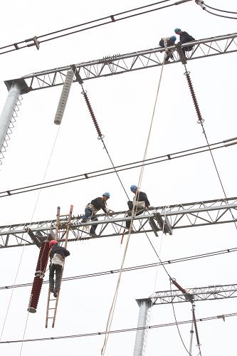 3月20日,國(guó)家電網(wǎng)泉州電業(yè)局的電力工作人員在檢修線路。當(dāng)日,國(guó)家電網(wǎng)泉州電業(yè)局開始對(duì)220千伏后溪變電站擴(kuò)建工程進(jìn)行母線接火作業(yè),該擴(kuò)建工程將新增一臺(tái)容量為18萬千伏安的變壓器,整個(gè)工程預(yù)計(jì)將于月底完工,擴(kuò)建后的后溪變電站供電能力將提高一倍。后溪變電站位于福建省泉州市安溪縣湖頭鎮(zhèn)后溪村,安溪縣是著名茶鄉(xiāng),每年4、5月份是春茶上市的季節(jié),后溪變電站的擴(kuò)建投運(yùn)將有力保障茶農(nóng)的春季制茶用電。新華社發(fā)(李智超 攝)