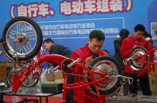 3月23日,技術(shù)工人在展會上進(jìn)行自行車、電動車組裝技能大賽。新華社發(fā)(張超群 攝)
