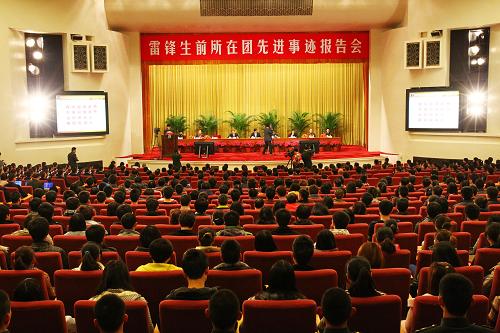 3月23日,雷鋒生前所在團(tuán)事跡報(bào)告會(huì)在北京人民大會(huì)堂舉行。報(bào)告會(huì)上,沈陽(yáng)軍區(qū)雷鋒生前所在團(tuán)政委王洪剛、沈陽(yáng)軍區(qū)雷鋒紀(jì)念館解說(shuō)員喬婷嬌、河南省鄧州市“編外雷鋒團(tuán)”團(tuán)長(zhǎng)宋清梅、遼寧省撫順市“雷鋒號(hào)”公交車(chē)駕駛員葛福杰、雷鋒生前所在團(tuán)“雷鋒班”班長(zhǎng)黃幫維,分別從不同側(cè)面介紹了雷鋒生前所在團(tuán)官兵50年接力傳承弘揚(yáng)雷鋒精神的先進(jìn)事跡。駐京部隊(duì)官兵代表和首都各界青年代表等共700多人聽(tīng)取了報(bào)告。新華社記者 査春明 攝