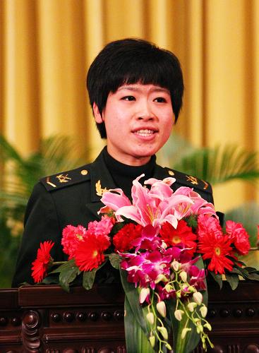 3月23日,沈陽(yáng)軍區(qū)雷鋒紀(jì)念館解說(shuō)員喬婷嬌在報(bào)告會(huì)上發(fā)言。新華社記者 査春明 攝