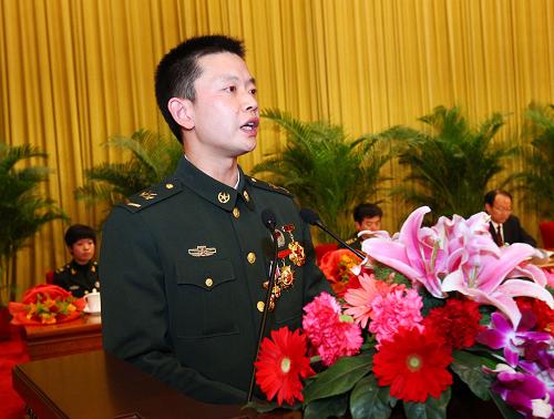 3月23日,雷鋒生前所在團(tuán)“雷鋒班”班長(zhǎng)黃幫維在報(bào)告會(huì)上發(fā)言。新華社記者 査春明 攝