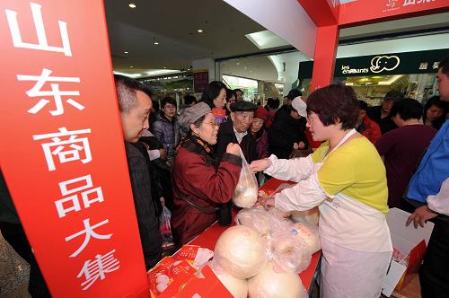 3月23日,北京市民在“山東商品大集”上購買大饅頭。當(dāng)日,2012北京“各地商品大集”首期——“山東商品大集”在北京金源新燕莎啟動(dòng),活動(dòng)主題為“好客山東·特產(chǎn)薈萃”,將持續(xù)至4月1日。本次活動(dòng)匯集87家山東企業(yè),帶來包括特色食品、保健品、紡織品、工藝品、戶外旅游用品等1300多種商品。北京市商委計(jì)劃從2012年3月至11月,每月組織一至兩期大集,實(shí)現(xiàn)消費(fèi)者、參展商、采購商、承辦商場(chǎng)、主辦方互利共贏。新華社記者 李鑫 攝