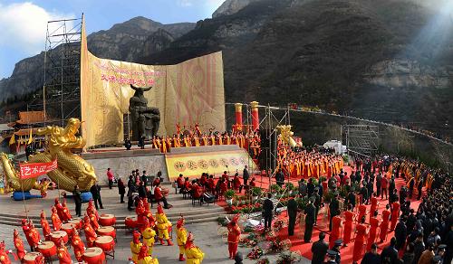 河南沁陽神農(nóng)山腳下的壬辰年炎帝祭拜大典會(huì)場(3月23日攝)。當(dāng)日是農(nóng)歷三月初二,壬辰年炎帝祭拜大典在河南省沁陽市神農(nóng)山景區(qū)舉行。各界人士和游客3000多人齊聚此地,祭拜先祖。同時(shí),為期一周的第八屆神農(nóng)文化節(jié)也于當(dāng)日開幕,期間將舉辦一系列具有濃郁民俗文化特色的旅游活動(dòng)。炎帝神農(nóng)氏被尊為農(nóng)業(yè)、商業(yè)、音樂和醫(yī)藥業(yè)的鼻祖,和黃帝同被尊為中華文明的始祖。新華社記者 王頌 攝