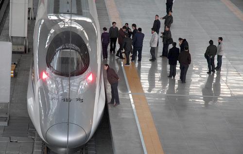 3月23日下午拍攝的停滯在北京南站的動(dòng)車組列車。新華社發(fā)(傅新春 攝)