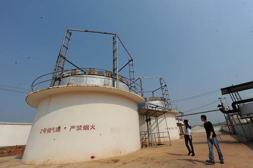 這是沼氣發(fā)電廠清潔生物能源大型儲(chǔ)氣罐(3月24日攝)。 位于云南省楚雄彝族自治州楚雄市的云南明宏生態(tài)科技工貿(mào)公司千瓦級(jí)沼氣發(fā)電廠,利用公司生態(tài)養(yǎng)豬場(chǎng)排出的有機(jī)糞便產(chǎn)生沼氣,年發(fā)電660萬(wàn)度補(bǔ)充當(dāng)?shù)毓╇娙笨?,緩解了?dāng)?shù)剞r(nóng)業(yè)及民間用電緊張狀況。 新華社記者 陳海寧 攝
