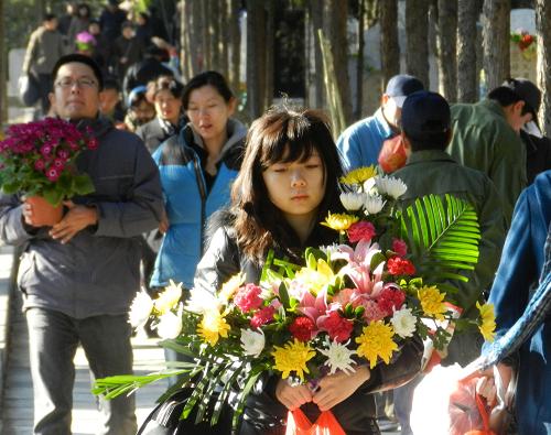 3月25日,市民手捧鮮花來到北京市八寶山人民公墓祭掃。新華社發(fā)(王振 攝)