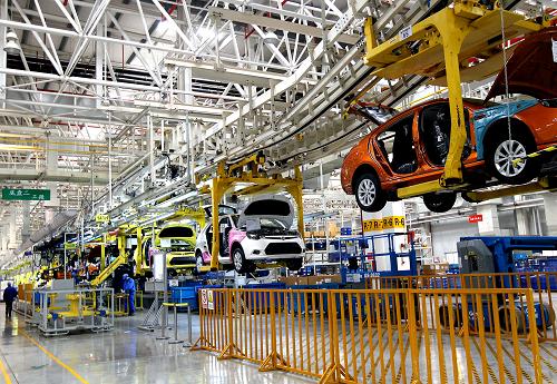 3月24日,上海汽車集團(tuán)的員工在臨港產(chǎn)業(yè)區(qū)內(nèi)的汽車整車總裝車間進(jìn)行自主品牌轎車總裝。 地處東海之濱的上海臨港產(chǎn)業(yè)區(qū)自2005年第一個項目開工至“十一五”末,已完成產(chǎn)業(yè)項目、基礎(chǔ)設(shè)施、社會事業(yè)等固定資產(chǎn)投資756億元;引進(jìn)產(chǎn)業(yè)項目154個,項目總投資超過600億元,達(dá)綱產(chǎn)值將超過1200億元。 作為全國領(lǐng)先的國家級先進(jìn)制造業(yè)基地,目前,分布在臨港產(chǎn)業(yè)區(qū)的包括核電在內(nèi)的新能源裝備,大型船舶關(guān)鍵件,海洋工程裝備,汽車整車及零部件,大型工程機械等裝備制造基地和一批世界級工廠已經(jīng)建成,國產(chǎn)大飛機發(fā)動機總裝試車中心基地,單體機床高端智能裝備基地已初具規(guī)模。 以高端制造、極端制造、自主制造為特征的“臨港制造”從國家戰(zhàn)略的高度,打破部分發(fā)達(dá)國家的技術(shù)裝備壟斷,填補了我國在事關(guān)國計民生與核心利益領(lǐng)域中的關(guān)鍵技術(shù)、關(guān)鍵裝備上的空白,實現(xiàn)了自主創(chuàng)新和技術(shù)突破,“國內(nèi)制造的世界一流”產(chǎn)品在臨港產(chǎn)業(yè)區(qū)的不斷誕生,引領(lǐng)著我國高端裝備制造業(yè)快速向前發(fā)展。 新華社記者 陳飛攝