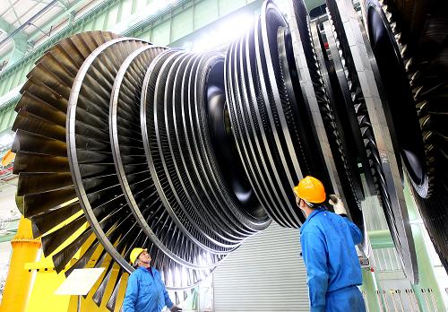 3月24日,上海電氣臨港重型機械裝備有限公司的員工正在吊裝國產(chǎn)化率100%的百萬千萬級核電站堆內(nèi)構(gòu)件。新華社記者 陳飛 攝