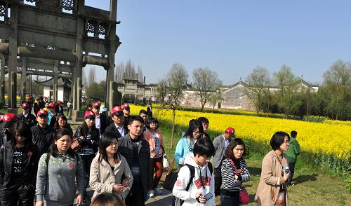4月1日,游客在歙縣棠樾村牌坊群踏春賞花。新華社記者 劉軍喜 攝