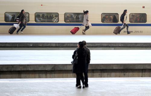 4月1日,旅客在南京火車站月臺趕乘列車。新華社發(fā)