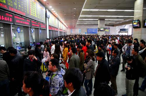 4月1日,旅客在南京火車站售票大廳排隊(duì)購票。當(dāng)日,南京火車站迎來清明小長假前的掃墓、旅游、探親客流小高峰。新華社發(fā)(王新 攝)