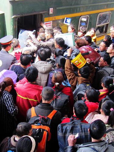 4月1日,旅客在四川達(dá)州火車站乘車。當(dāng)日,四川達(dá)州火車站迎來清明小長假前的首個掃墓、旅游、探親客流高峰,當(dāng)日發(fā)送旅客預(yù)計(jì)將達(dá)3萬余人。新華社發(fā)(鄧良奎 攝)