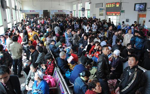 4月1日,旅客在貴州省凱里火車站候車室候車。當(dāng)日,貴州省凱里火車站迎來了清明節(jié)小長假前的首個掃墓、旅游、探親客流高峰,預(yù)計(jì)發(fā)送旅客3萬余人。新華社發(fā)(胡雁 攝)