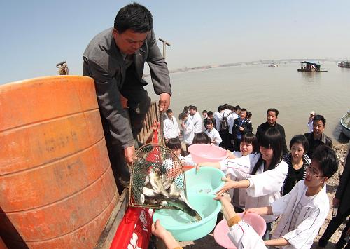 4月1日,參加增殖放流活動(dòng)的人員在長(zhǎng)江江西九江段放流魚(yú)苗。新華社發(fā)(李濤淵 攝)