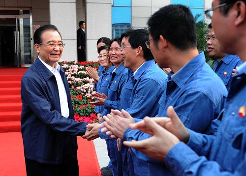 這是4月1日,溫家寶在中石油廣西石化公司調(diào)研時(shí)與職工握手。新華社記者 馬占成 攝