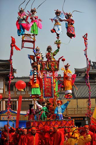 4月6日,演員在開幕式上舉行懸臺(tái)社火表演。 當(dāng)日,第三屆西部非物質(zhì)文化遺產(chǎn)展演暨西安文化產(chǎn)業(yè)洽談會(huì)在西安大唐西市揭幕。以西部各省區(qū)、直轄市及陜西省精選的世界級(jí)、國(guó)寶級(jí)和省級(jí)非物質(zhì)文化遺產(chǎn)項(xiàng)目為主體,展演分為文藝表演類、手工技藝展示類和飲食文化類,西秦刺繡等非遺項(xiàng)目將得到充分展示。 新華社記者劉瀟攝