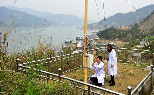 湖北省宜昌市秭歸縣氣象局工作人員在查看該縣廟包自動氣象站的運(yùn)行情況(4月5日攝)。 近期,三峽庫區(qū)秭歸縣在全國率先建成縣級山洪地質(zhì)災(zāi)害防治業(yè)務(wù)平臺。該平臺由57個自動氣象站、電子顯示屏、預(yù)警大喇叭、實景監(jiān)測系統(tǒng)等組成。自動氣象站每小時自動提供實時氣象數(shù)據(jù),傳輸至該縣氣象局綜合氣象業(yè)務(wù)服務(wù)平臺。如遇特殊氣象災(zāi)害,秭歸縣氣象局專家組實施24小時全天候值守,及時發(fā)布山洪災(zāi)害預(yù)警,確保居民生命財產(chǎn)安全。 新華社發(fā)(鄭家裕 攝)