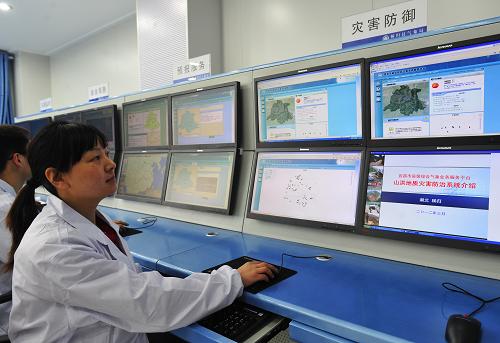 湖北省宜昌市秭歸縣氣象局工作人員在綜合氣象業(yè)務(wù)服務(wù)平臺查看當(dāng)天的氣象情況(4月5日攝)。新華社發(fā)(鄭家裕 攝)