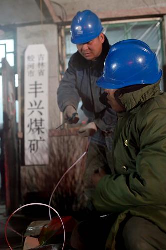 4月6日,救援人員在布設(shè)電線。新華社發(fā)(張楠 攝)