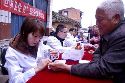 4月6日,在福建省寧德市漳灣鎮(zhèn)鰲江村,醫(yī)務(wù)人員為畬族老人測(cè)量血糖。當(dāng)日,福建省寧德市開(kāi)展“義診進(jìn)畬村”活動(dòng),組織醫(yī)務(wù)人員、邊防官兵來(lái)到漳灣鎮(zhèn)鰲江村,為畬族村民提供義務(wù)診療、健康咨詢等服務(wù),并免費(fèi)發(fā)放價(jià)值3000余元的藥品。4月7日是“世界衛(wèi)生日”,今年的主題是“老齡化與健康”。新華社發(fā)(袁自由 攝)