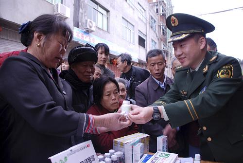 4月6日,在福建省寧德市漳灣鎮(zhèn)鰲江村,邊防戰(zhàn)士為畬族老人發(fā)放藥品。新華社發(fā)(袁自由 攝)