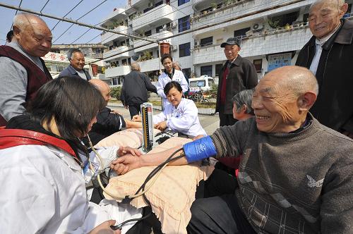 4月6日,在湖北省襄陽(yáng)市??悼h社會(huì)福利院,醫(yī)務(wù)人員為老人測(cè)量血壓。新華社發(fā)(楊韜 攝)