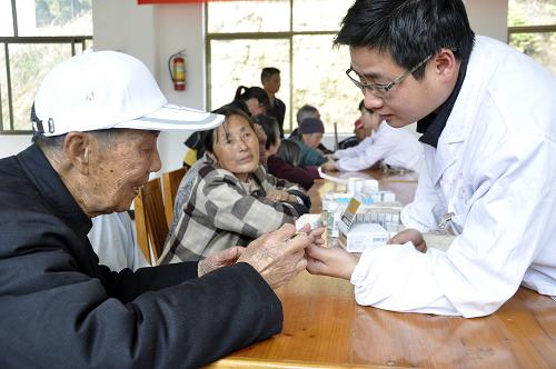 4月6日,江西省上饒市婺源縣人民醫(yī)院醫(yī)務(wù)人員向敬老院老人贈(zèng)送藥品。新華社發(fā)(單長(zhǎng)華 攝)