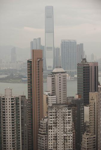 這是香港西半山的住宅(4月7日攝)。據(jù)香港中原地產(chǎn)代理有限公司發(fā)布的最新研究報(bào)告,反映香港樓價(jià)的中原城市領(lǐng)先指數(shù)(CCL)最新報(bào)101.17點(diǎn),創(chuàng)1997年后新高。其中,港島區(qū)指數(shù)報(bào)112.3點(diǎn),打破2011年6月5日的紀(jì)錄111.88點(diǎn),成為香港首個(gè)創(chuàng)歷史新高的區(qū)域。新華社記者 呂小煒 攝