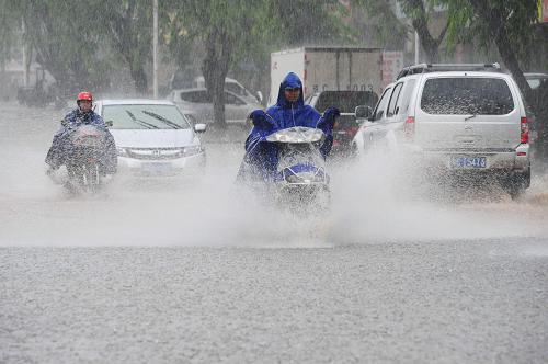 4月7日,瓊海市民冒雨出行。新華社發(fā)(蒙鐘德 攝)
