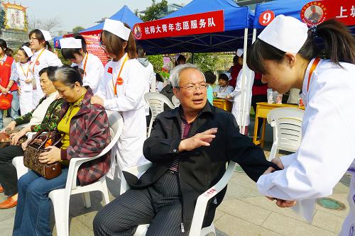 4月7日,杭州師范大學(xué)青年志愿服務(wù)隊(duì)的志愿者們?cè)?#8220;雷鋒廣場(chǎng)”上提供義務(wù)按摩保健服務(wù)。當(dāng)日,杭州市雷鋒廣場(chǎng)為民志愿服務(wù)活動(dòng)正式啟動(dòng)。今年起,杭州市文明委將每個(gè)月的第一個(gè)星期六定為“學(xué)雷鋒為民服務(wù)日”,并在吳山廣場(chǎng)設(shè)立“雷鋒廣場(chǎng)”,在市屬各區(qū)、縣(市)分別設(shè)立“雷鋒角”,廣泛開展形式多樣的為民志愿服務(wù)活動(dòng)。新華社發(fā)(李忠 攝)