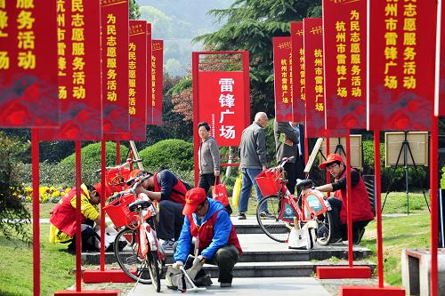 4月7日,杭州市公共自行車志愿服務(wù)隊(duì)的志愿者們?cè)?#8220;雷鋒廣場(chǎng)”義務(wù)維修自行車。新華社發(fā)(李忠 攝)