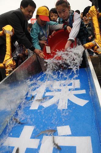 4月8日,學(xué)生參與中華鱘放流活動(dòng)。新華社記者 馮國棟 攝