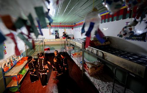 西藏林芝地區(qū)米林縣南伊小學學生在宿舍內玩游戲(3月23日攝)。新華社記者 普布扎西 攝