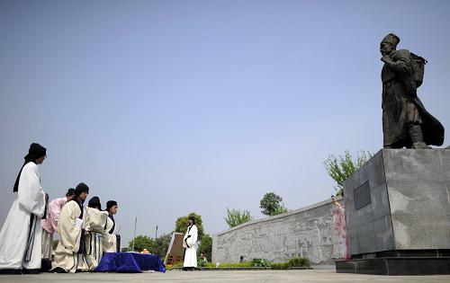 4月7日,湖北中醫(yī)藥大學(xué)學(xué)生在該校李時(shí)珍廣場(chǎng)祭拜李時(shí)珍。當(dāng)日,湖北中醫(yī)藥大學(xué)國(guó)學(xué)社40余名學(xué)生在該校李時(shí)珍廣場(chǎng)參照明朝典籍《大明會(huì)典》,以古禮祭奠明代醫(yī)藥學(xué)家李時(shí)珍。新華社發(fā)(夏靜 攝)