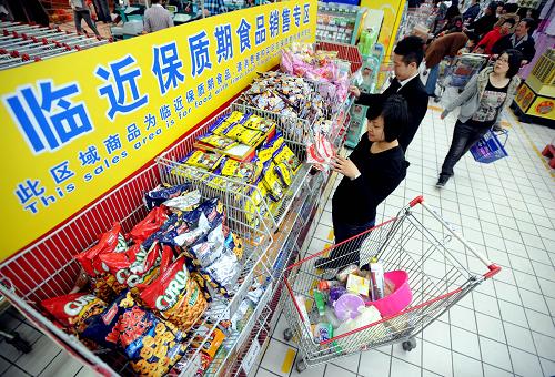 4月8日,市民在沈陽一超市開辟的“臨近保質(zhì)期食品銷售專區(qū)”選購。當(dāng)日,“臨近保質(zhì)期食品銷售專區(qū)”亮相沈陽某超市,該專區(qū)有醒目標(biāo)志,明確標(biāo)示商品的名稱、原價(jià)、現(xiàn)價(jià)、清倉日期等信息。超市有專人每日嚴(yán)格按照商品上架規(guī)定排查,及時(shí)清理過期食品,保障消費(fèi)者合法利益。新華社發(fā)(張文魁 攝)