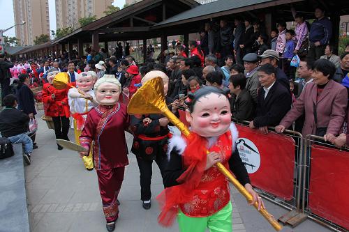 4月8日,演員在首屆上海民俗文化節(jié)開(kāi)幕式上進(jìn)行民俗演出。當(dāng)日,2012首屆上海民俗文化節(jié)在上海浦東三林老街開(kāi)幕。作為本次民俗文化節(jié)的主活動(dòng),“三月半”圣堂廟會(huì)也同時(shí)拉開(kāi)帷幕。開(kāi)幕式以老街、古橋和流水為舞臺(tái),進(jìn)行了民俗風(fēng)情表演和花船巡游。民俗文化節(jié)期間,主辦方將推出民間工藝展示、民俗文化演出、民俗互動(dòng)體驗(yàn)等活動(dòng)。新華社發(fā)(徐網(wǎng)林 攝)