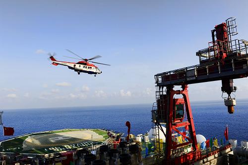5月8日,一架直升機(jī)從“海洋石油981”上空飛過。“海洋石油981”是我國首座自主設(shè)計、建造的第六代深水半潛式鉆井平臺,最大作業(yè)水深3000米,鉆井深度可達(dá)10000米,平臺自重超過3萬噸;從船底到井架頂高度為137米,相當(dāng)于45層樓高。“海洋石油981”即將于5月9日在中國南海海域正式開鉆。新華社記者 金良快 攝