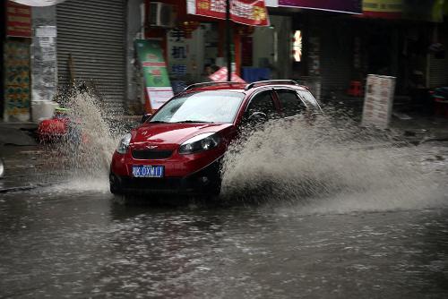 5月9日,湖南省婁底市遭遇強(qiáng)降雨天氣,一輛小汽車在水中行進(jìn)。新華社發(fā)