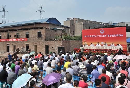 重慶市渝北區(qū)消防安全“打非治違”警示宣傳現(xiàn)場會(5月10日攝)。5月10日,重慶市渝北區(qū)消防支隊按照重慶消防總隊“打非治違”專項行動的統(tǒng)一部署,對轄區(qū)內(nèi)城鄉(xiāng)結(jié)合部一處火災隱患嚴重的消防違法建筑進行了依法拆除。300多名“九小”企業(yè)主和城鄉(xiāng)結(jié)合部居民參加了當天的消防違法建筑拆除警示宣傳現(xiàn)場會,重慶市消防總隊結(jié)合地方實際情況將針對城鄉(xiāng)結(jié)合部的消防違法建筑進一步加強火災隱患整改和清理工作。據(jù)介紹,此次拆除的違法建筑面積超過700平方米,是重慶開展“打非治違”專項行動中規(guī)模最大的一次消防違法建筑拆除警示行動。新華社記者 劉潺 攝