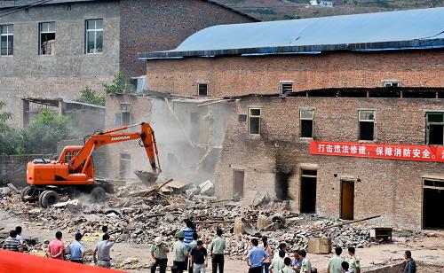 重慶市渝北區(qū)回興街道長河村的消防違法建筑拆除現(xiàn)場(5月10日攝)。新華社記者 劉潺 攝
