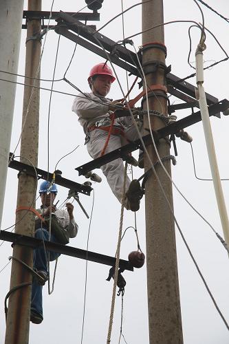 5月11日,湖南省婁底電業(yè)局員工在漣源市龍?zhí)伶?zhèn)河西村搶修被龍卷風(fēng)吹倒的低壓線路。當(dāng)日,經(jīng)過湖南漣源市電力局300余名電力搶修人員三天三夜的奮戰(zhàn),漣源市8個受災(zāi)鄉(xiāng)鎮(zhèn)的主干線路和煤礦等高危用戶已恢復(fù)供電,目前已開始村級供電支線的修復(fù)工作。5月8日下午,湖南省婁底市漣源、新化、婁星等地遭遇龍卷風(fēng)襲擊,導(dǎo)致17個鄉(xiāng)鎮(zhèn)的供電線路和電力設(shè)施不同程度受損。新華社發(fā)(郭國權(quán) 攝)