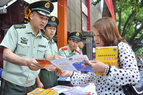 5月11日,福建寧德消防官兵向市民講解消防安全知識(shí)。新華社發(fā)(唐海波 攝)