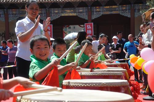 5月25日,學(xué)前兒童在吉林文廟開筆禮上參加“擊鼓鳴志”儀式。當(dāng)日,120名學(xué)前兒童在吉林文廟參加“尊師志學(xué) 崇文尚德”傳統(tǒng)“開筆禮”儀式。他們通過“正衣冠”、“朱砂開智”、“擊鼓鳴志”、“開筆學(xué)字”等儀式,感受中國(guó)傳統(tǒng)文化。新華社發(fā)(王明銘 攝)