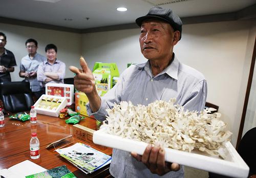 5月25日,來自遷西縣的農(nóng)業(yè)企業(yè)代表現(xiàn)場介紹特色農(nóng)產(chǎn)品。當日,河北省遷西縣人民政府與北京華聯(lián)綜合超市股份有限公司,在北京舉行遷西特產(chǎn)進京農(nóng)超對接懇談會,并簽訂了農(nóng)超對接合作框架協(xié)議書。來自遷西縣龍順柴雞合作社、二奎食用菌廠、栗冠板栗專業(yè)合作社等10余家農(nóng)業(yè)企業(yè)負責人參加了會議,并帶來了自己企業(yè)加工生產(chǎn)的特色農(nóng)產(chǎn)品現(xiàn)場展示。新華社發(fā)(李方宇 攝)