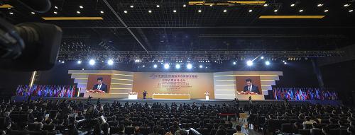 這是5月28日拍攝的第一屆中國(guó)(北京)國(guó)際服務(wù)貿(mào)易交易會(huì)開(kāi)幕儀式。當(dāng)日,第一屆中國(guó)(北京)國(guó)際服務(wù)貿(mào)易交易會(huì)開(kāi)幕。首屆京交會(huì)以“服務(wù)貿(mào)易:新視野、新機(jī)遇、新發(fā)展”為主題,設(shè)置了開(kāi)幕式系列活動(dòng)、高層論壇、專(zhuān)業(yè)交易洽談、綜合展示、主題推介、權(quán)威發(fā)布會(huì)等六大板塊,涵蓋商業(yè)服務(wù)、通訊服務(wù)等12類(lèi)服務(wù)貿(mào)易。會(huì)議為期5天,其間將舉辦100場(chǎng)以上活動(dòng),其中9成以上致力于洽談交易,有近30位世界500強(qiáng)全球負(fù)責(zé)人出席,67家世界五百?gòu)?qiáng)企業(yè)報(bào)名參會(huì),客商覆蓋五大洲82個(gè)國(guó)家和地區(qū)。新華社記者 張宇 攝
