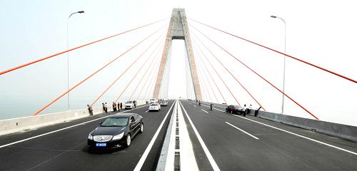 5月28日,車輛在山東丁字灣跨海大橋上行駛。新華社發(fā)(李曉飛 攝)