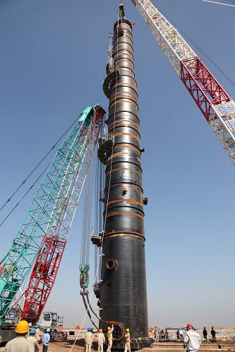 5月31日,大唐阜新煤制天然氣項目施工現(xiàn)場,施工人員成功將二氧化碳吸收塔放在塔基上,整個吊裝過程歷時2個小時。 新華社發(fā)(王東元 攝)