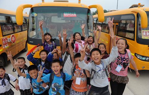 鳳陽(yáng)縣城西中心小學(xué)的學(xué)生在新校車前(5月31日攝)。 “六一”兒童節(jié)前夕,安徽省鳳陽(yáng)縣1617名農(nóng)村學(xué)生用上了新校車。安徽省鳳陽(yáng)縣以“企業(yè)投資,市場(chǎng)化運(yùn)作,企業(yè)讓利經(jīng)營(yíng),家長(zhǎng)合理負(fù)擔(dān),財(cái)政合理補(bǔ)貼”的運(yùn)營(yíng)模式為19所鄉(xiāng)鎮(zhèn)中小學(xué)校的1617名學(xué)生配置了55輛新校車,以確保孩子們上下學(xué)安全。 新華社記者劉軍喜攝