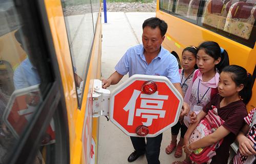 5月31日,鳳陽(yáng)縣城西中心小學(xué)的校車司機(jī)在向孩子們介紹校車的安全設(shè)施。新華社記者劉軍喜攝